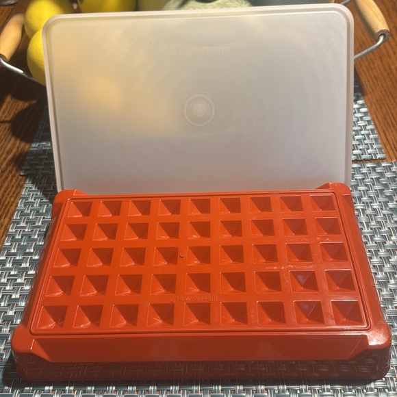 Vintage Tupperware Hot Dog Keeper Storage Container - Picture 2 of 3